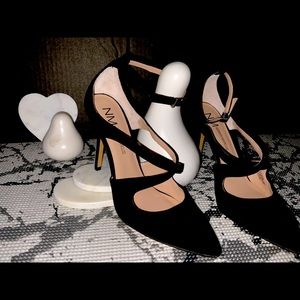 Crisscross dress pump